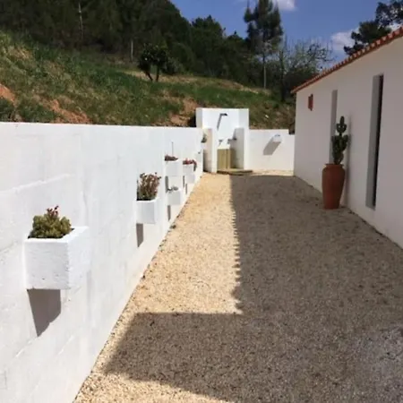 בית נופש Beautiful House With Pond Immersed In Nature