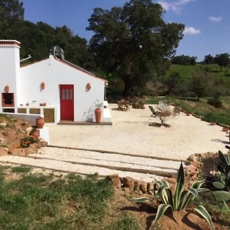 Beautiful House With Pond Immersed In Nature בית נופש *