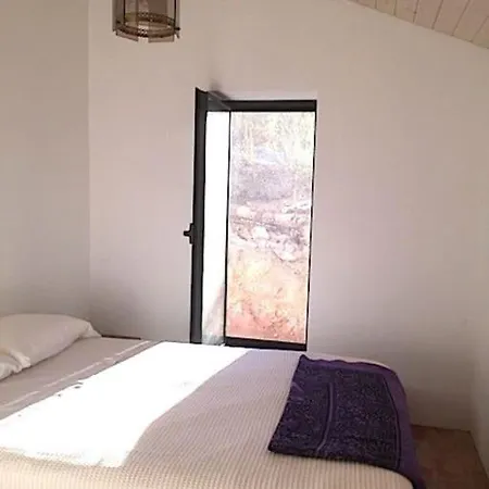 Semesterbostad Beautiful House With Pond Immersed In Nature